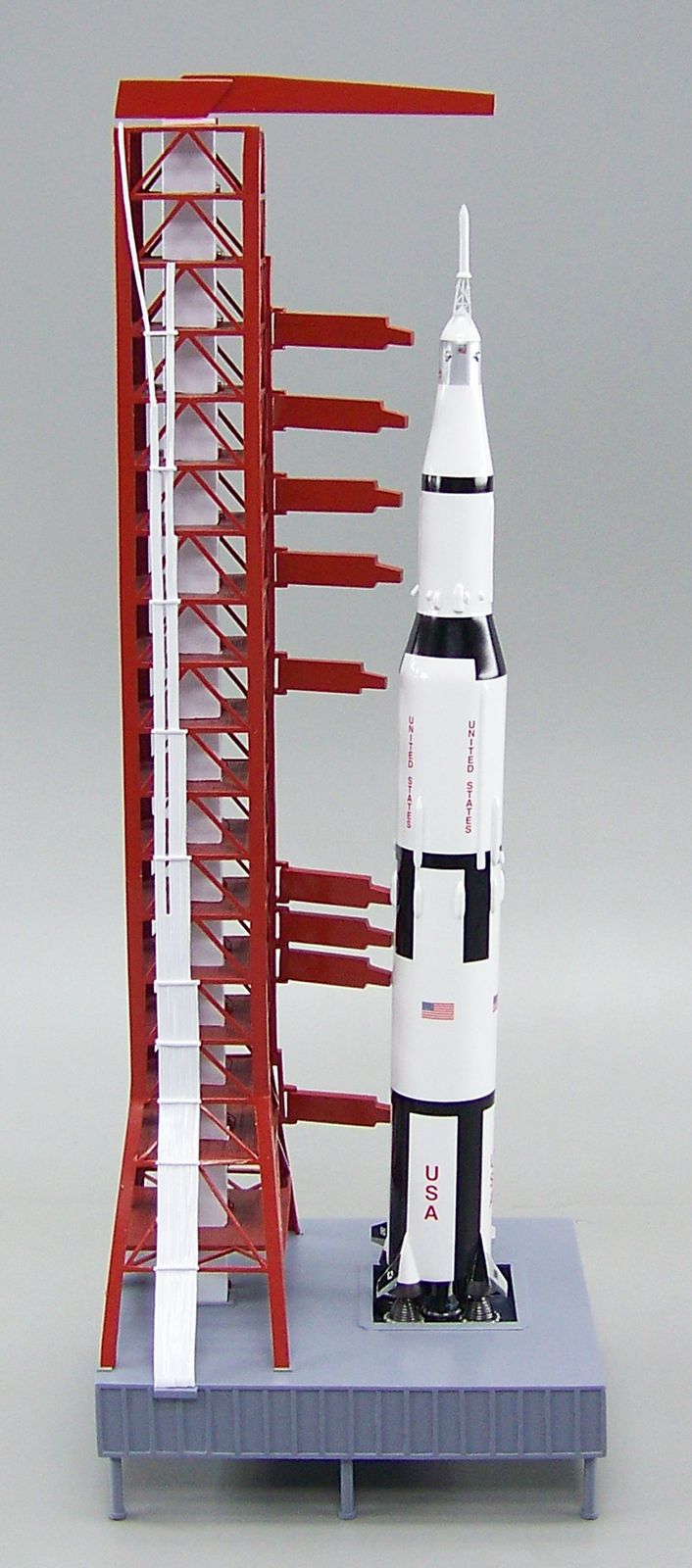 Mastercraft Collection Saturn V with Apollo model Scale 1/200
